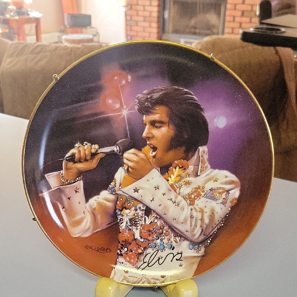 Decorative Plate with Singer Design - Picture 1 of 8